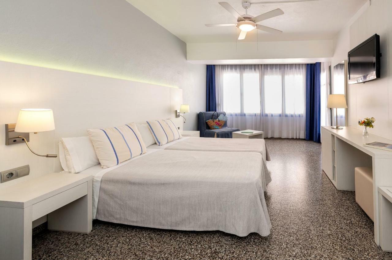 Tweepersoonskamer met 2 Aparte Bedden en Eigen Badkamer