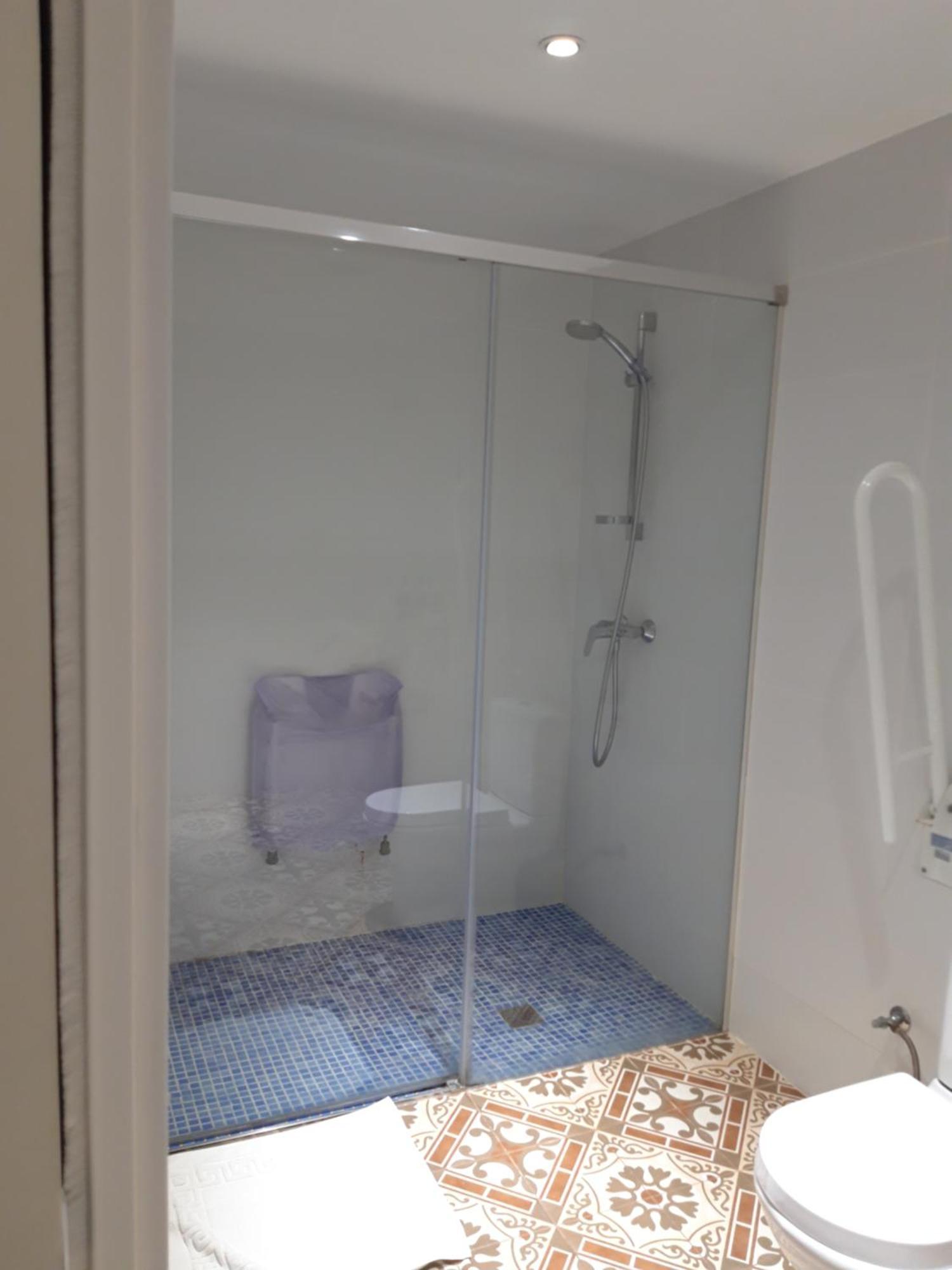 Eenpersoonskamer met Eigen Badkamer - Geschikt voor Gasten met een Lichamelijke Beperking