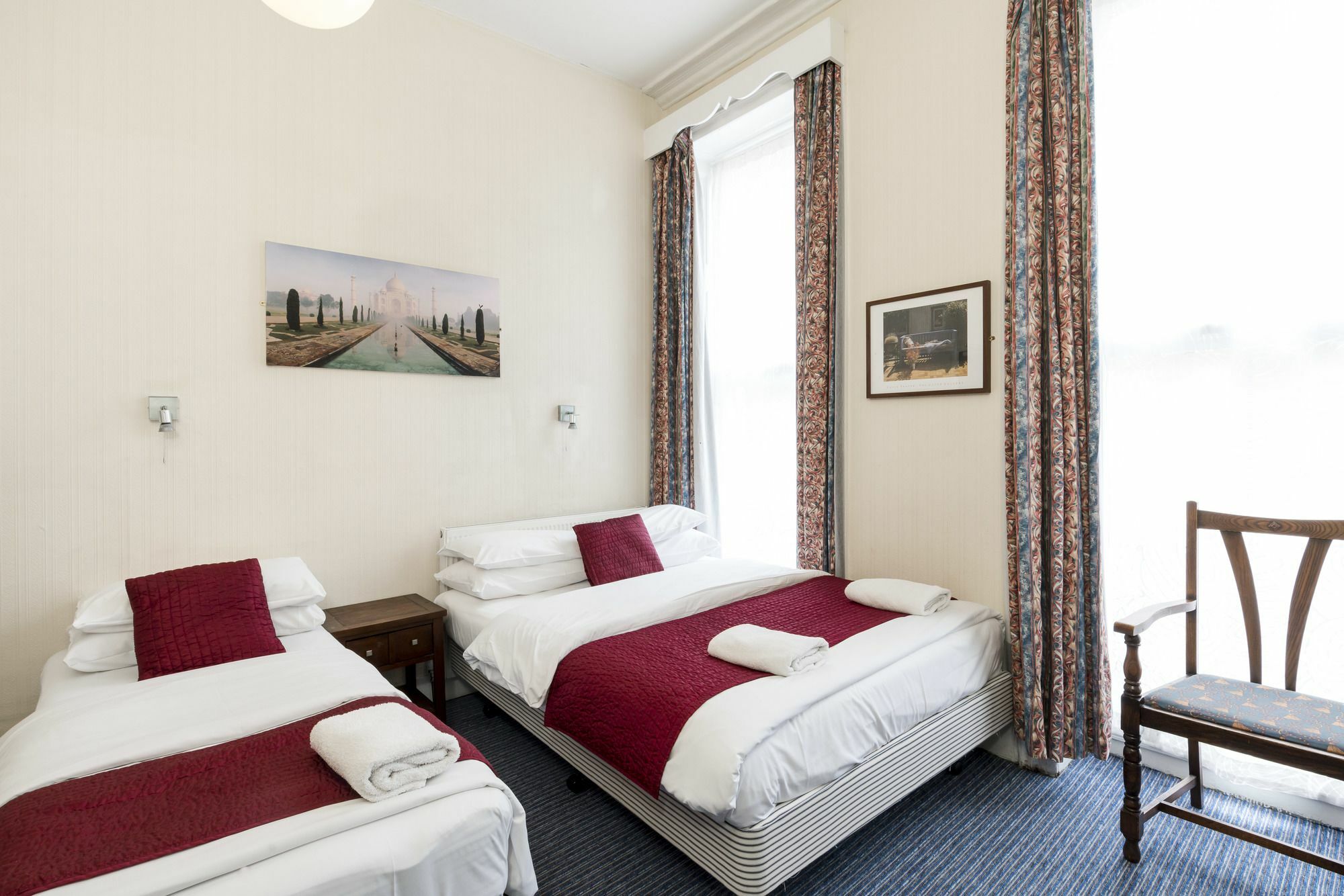 Deze driepersoonskamer heeft een gedeelde badkamer.