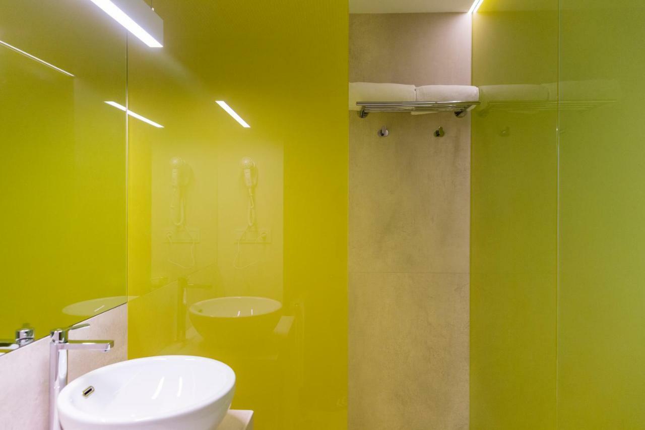 Standaardkamer met 2 eenpersoonsbedden en een bank