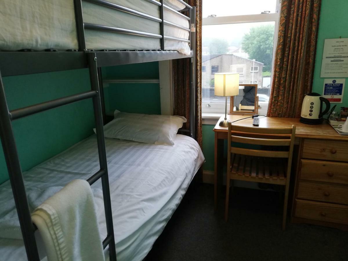 Eenpersoonskamer met Uitzicht op de Bergen en een Gedeelde Badkamer
