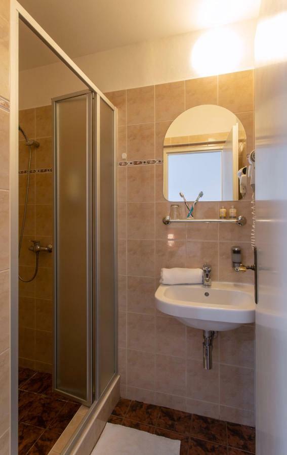 Triple Room Bathroom,1239934930:JPEG