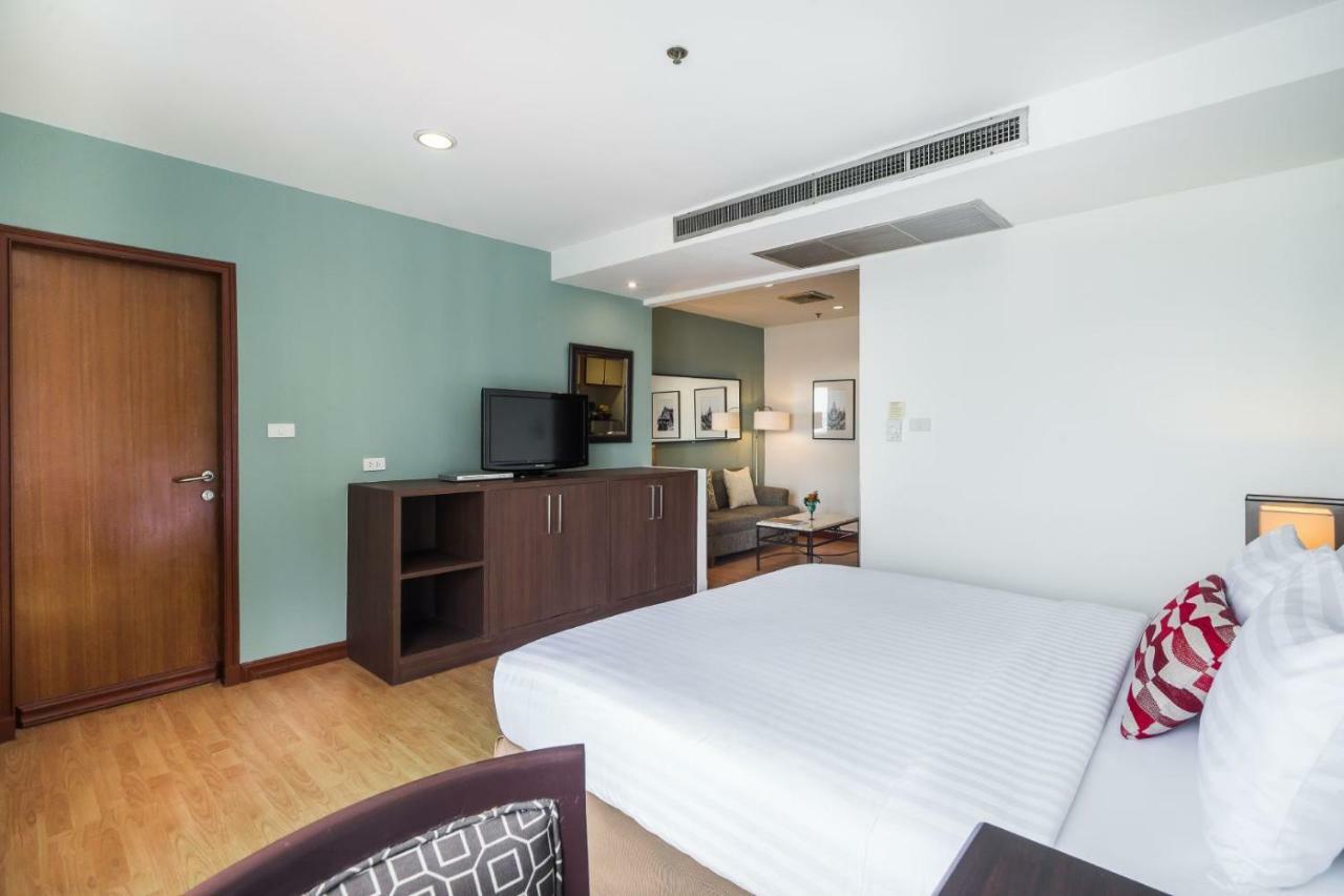 Deluxe Suite Kitchen Bathtub