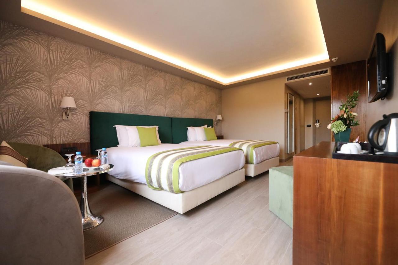 Premium Kamer met 2 Aparte Bedden en Balkon met Uitzicht op het Zwembad