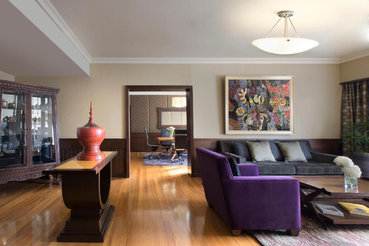 Presidential King Suite Club Lounge Access City View