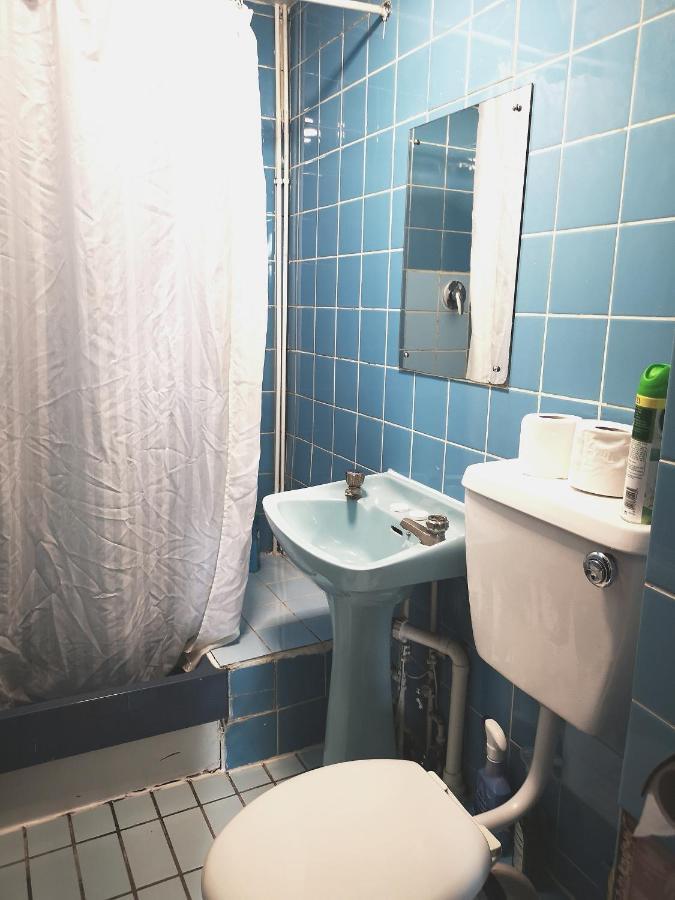 Eenpersoonskamer met Gedeelde Douche en Toilet - Geen Raam