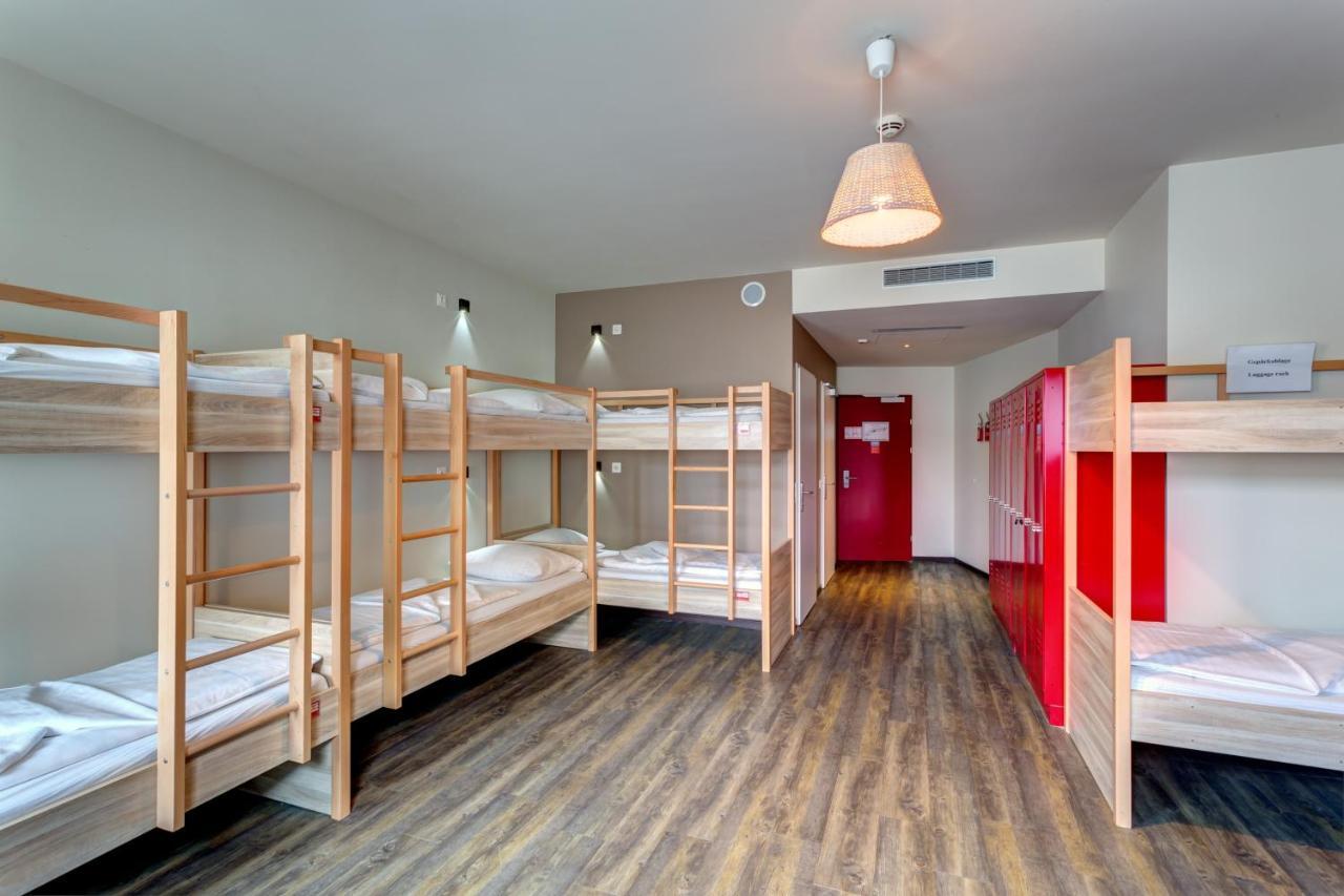 Bed in een Gemengde Slaapzaal met 9 Bedden