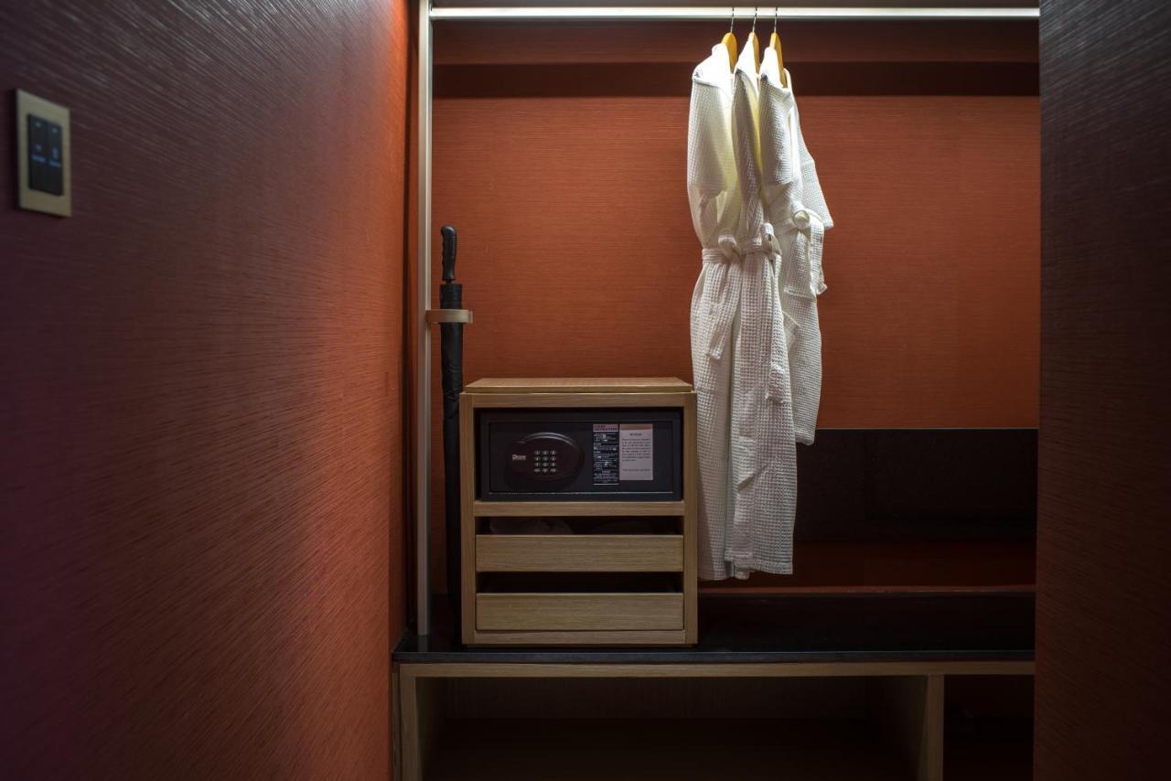 1 Bedroom Corner Suite Roselle Suite