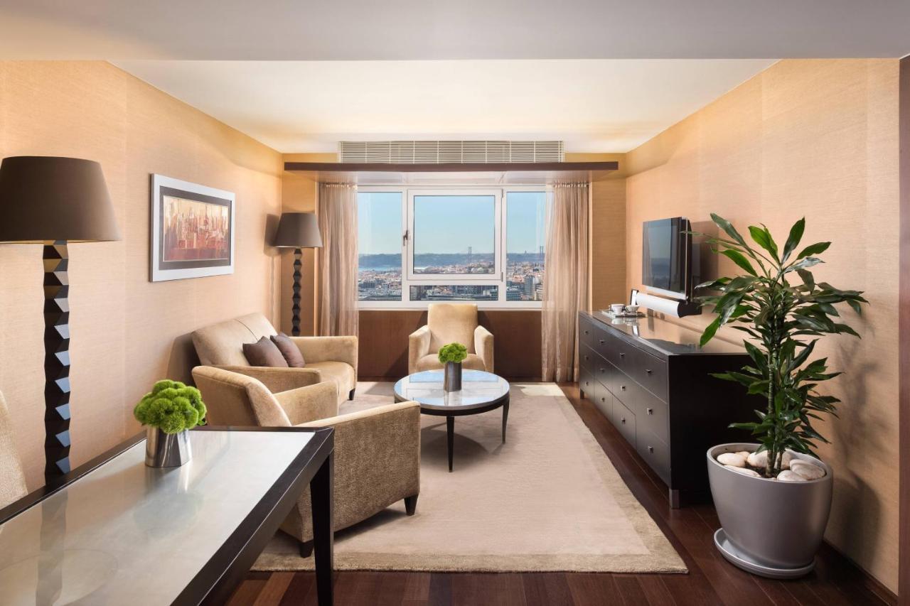 Executive Suite met 1 Queensize Bed en Uitzicht op de Skyline - Inclusief Toegang tot de Club Lounge