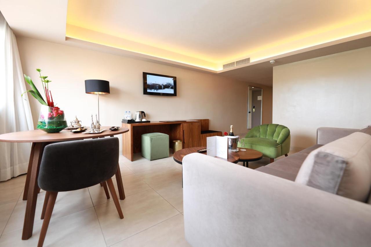 Junior Suite met Kingsize bed en Uitzicht op het Zwembad