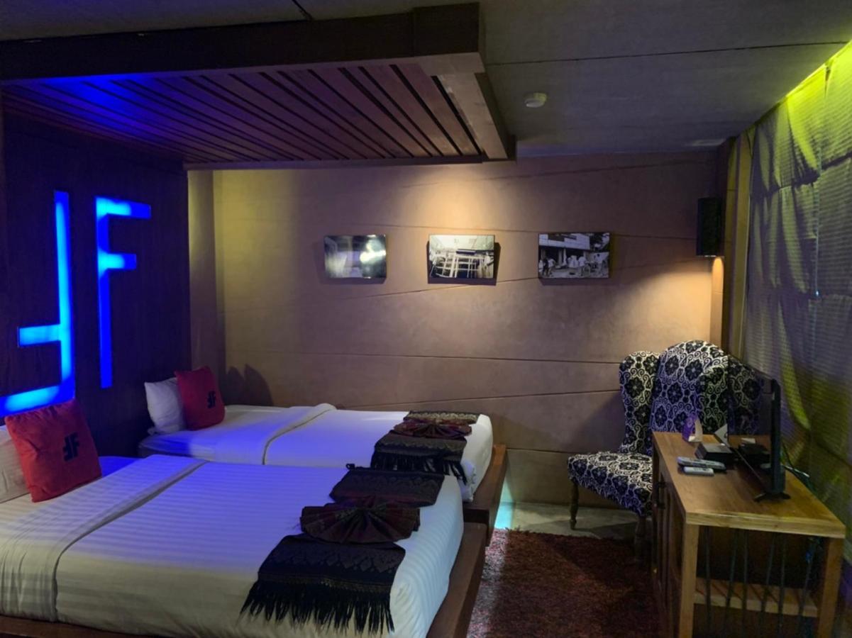 Deluxe Twin Beds Room