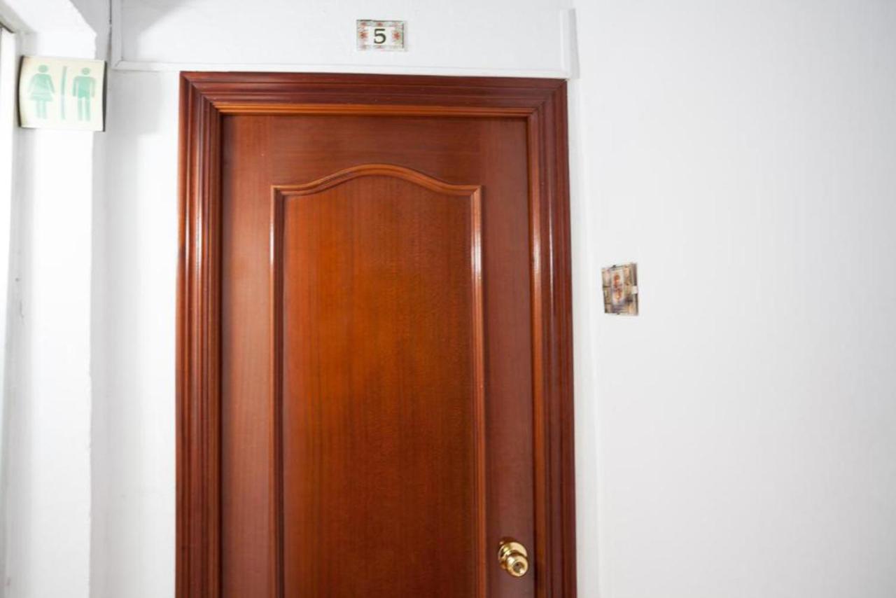 Tweepersoonskamer met 2 Aparte Bedden en Gedeelde Badkamer