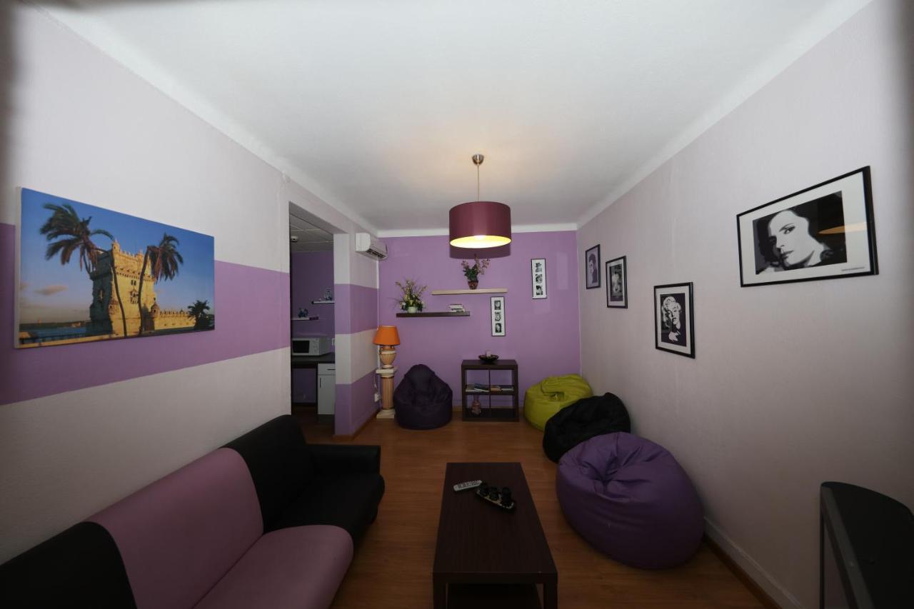 Deze driepersoonskamer heeft een gedeelde badkamer.