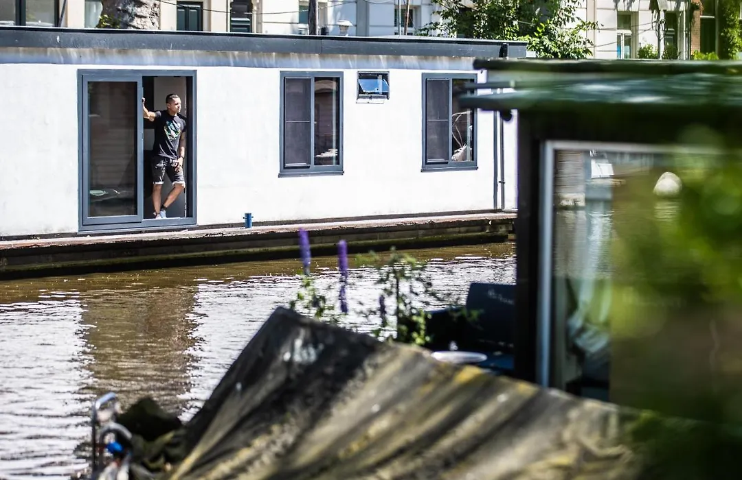 Amsterdam-Houseboat-Amstel-1