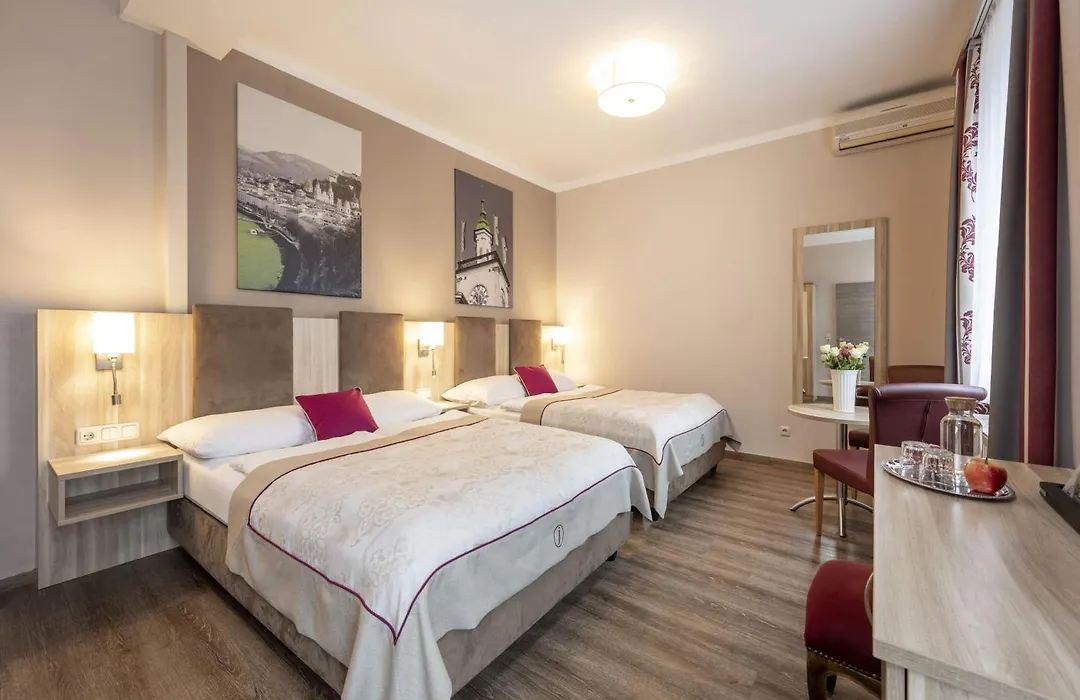 Hotel Junior By Max 70-1