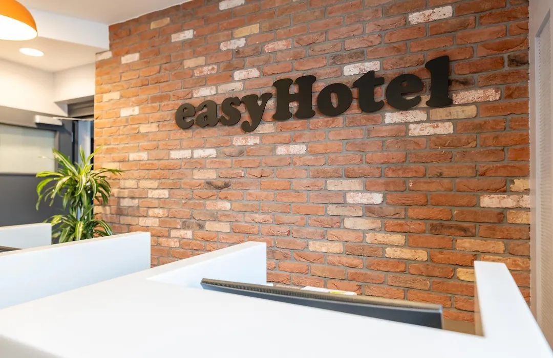 Easyhotel Victoria-1