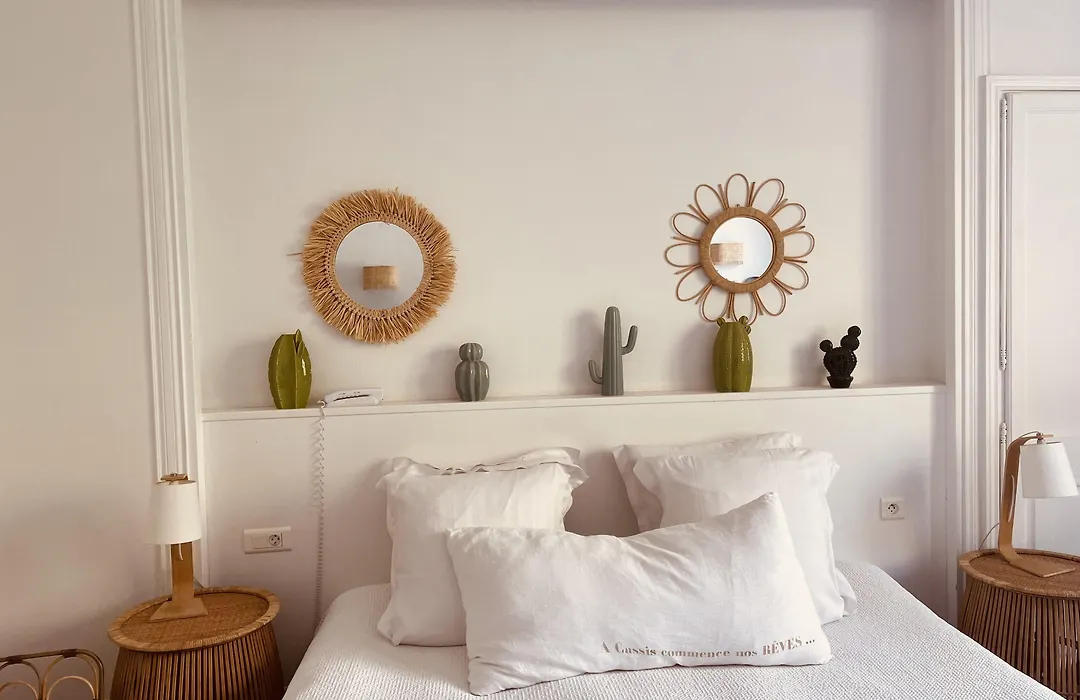 Hotel De La Plage - Mahogany-1