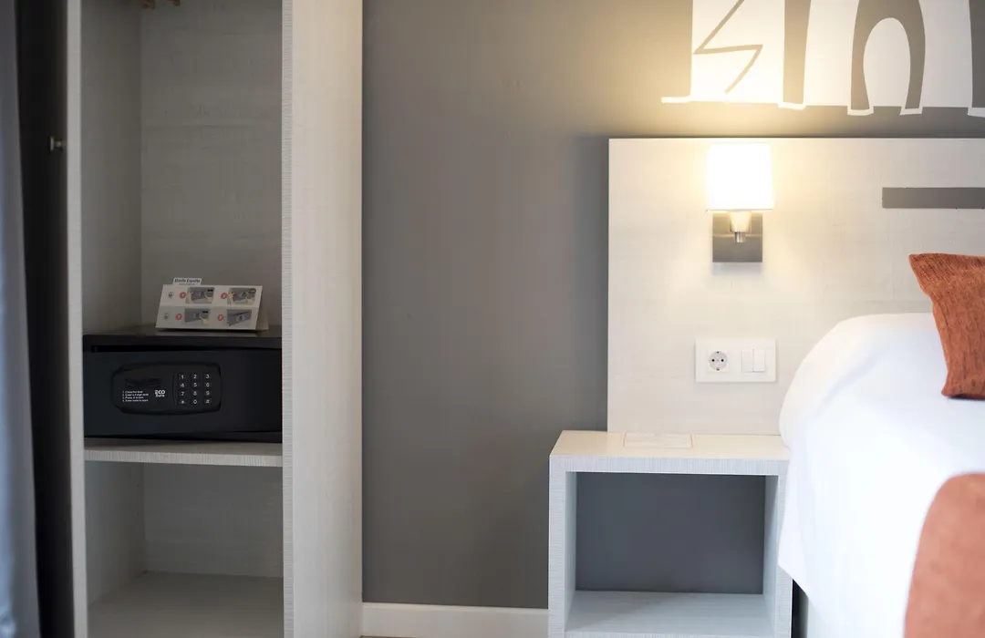 Hostal Live Barcelona-1