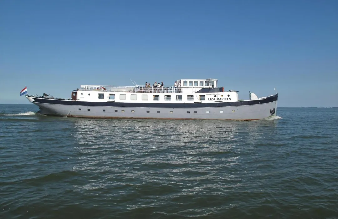 Botel Sailing Home-1