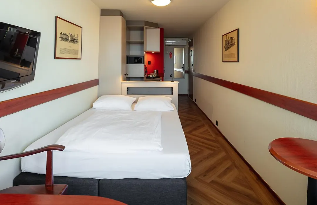 A-Train Hotel-1