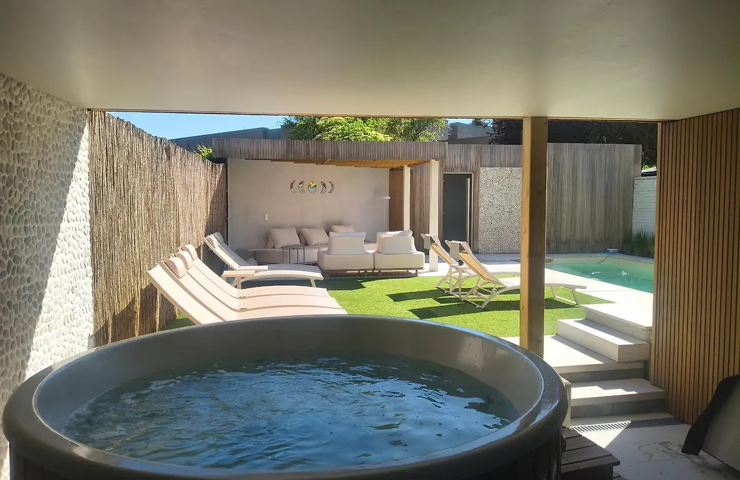 Nova Nocte Urban Private Pool & Spa Retreat-1