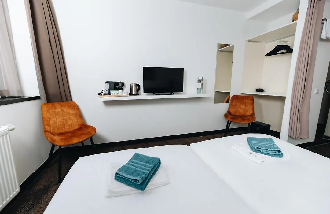 Hotel Blooker-1