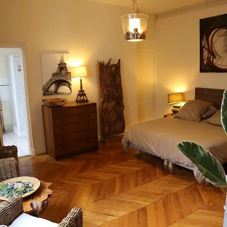 A Room In Paris-3