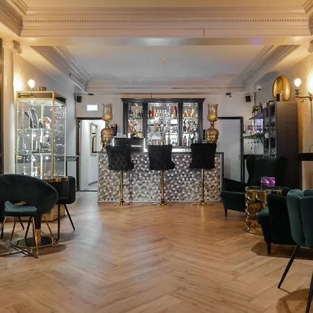 Hotel 83-2