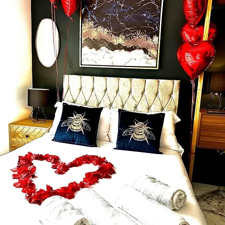 Duke And Duchess Apartments And Rooms - Private In Room Hot Tub Suites-3