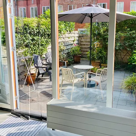 Private Studio, Patio Garden And Free Car Parking-2