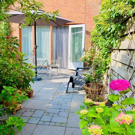 Private Studio, Patio Garden And Free Car Parking-3