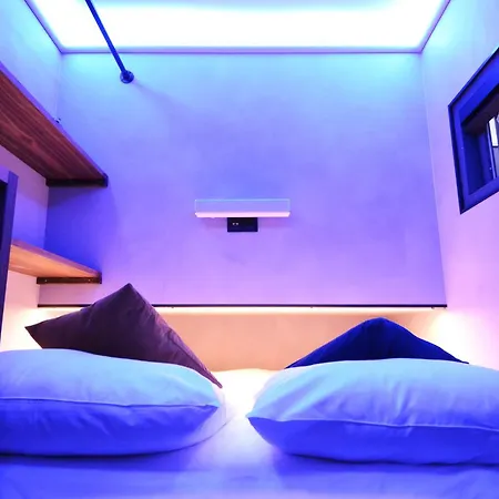 The Hyve Capsule hostel Amsterdam-3