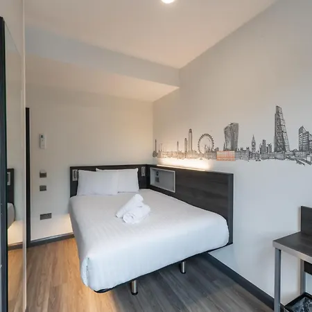 Easyhotel Victoria-3