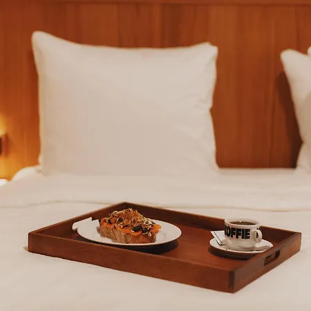 Man Met Bril Koffie Hotel-2