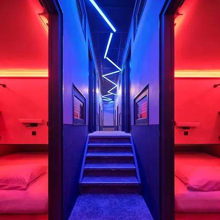 The Hyve Capsule hostel Amsterdam-2