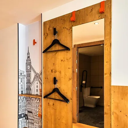 Easyhotel Barcelona La Sagrera-2