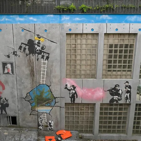 Walled Off Hotel Paris-2