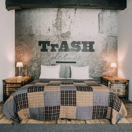Hotel Trash Deluxe-2