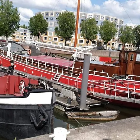 Boat Hotel SIX Rotterdam-2