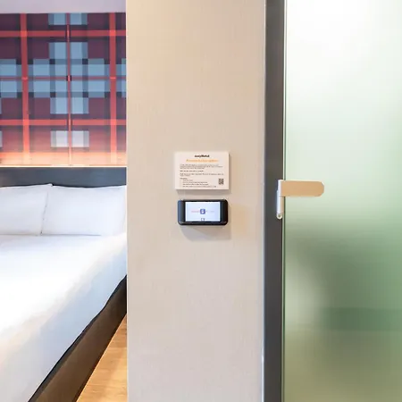 Easyhotel Dublin-3