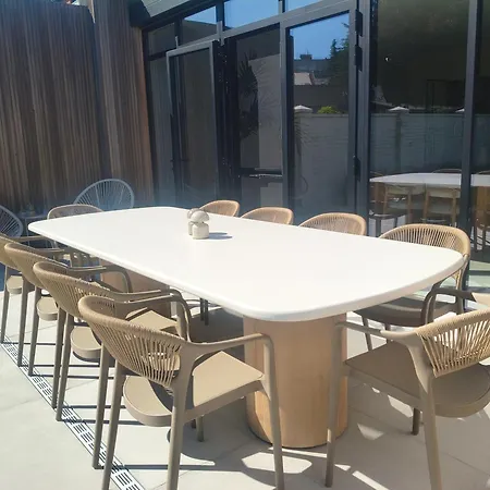 Nova Nocte Urban Private Pool & Spa Retreat-3