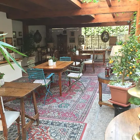 Bed And Breakfast Oz-2
