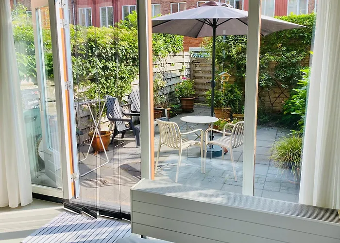 Private Studio, Patio Garden And Free Car Parking Amsterdam