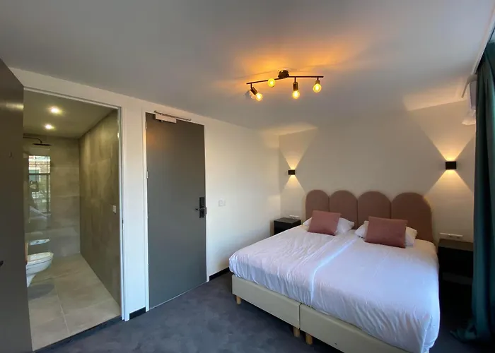 Hotel La Noire - Delft City Centre