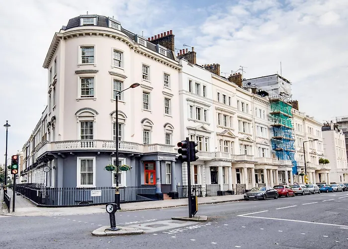 Oyo Townhouse New England, London Victoria Hotel