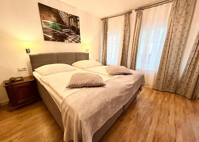 Altstadthotel Hayk Am Rhein Keulen